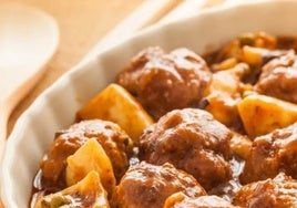 Albóndigas con sepia y guisantes.