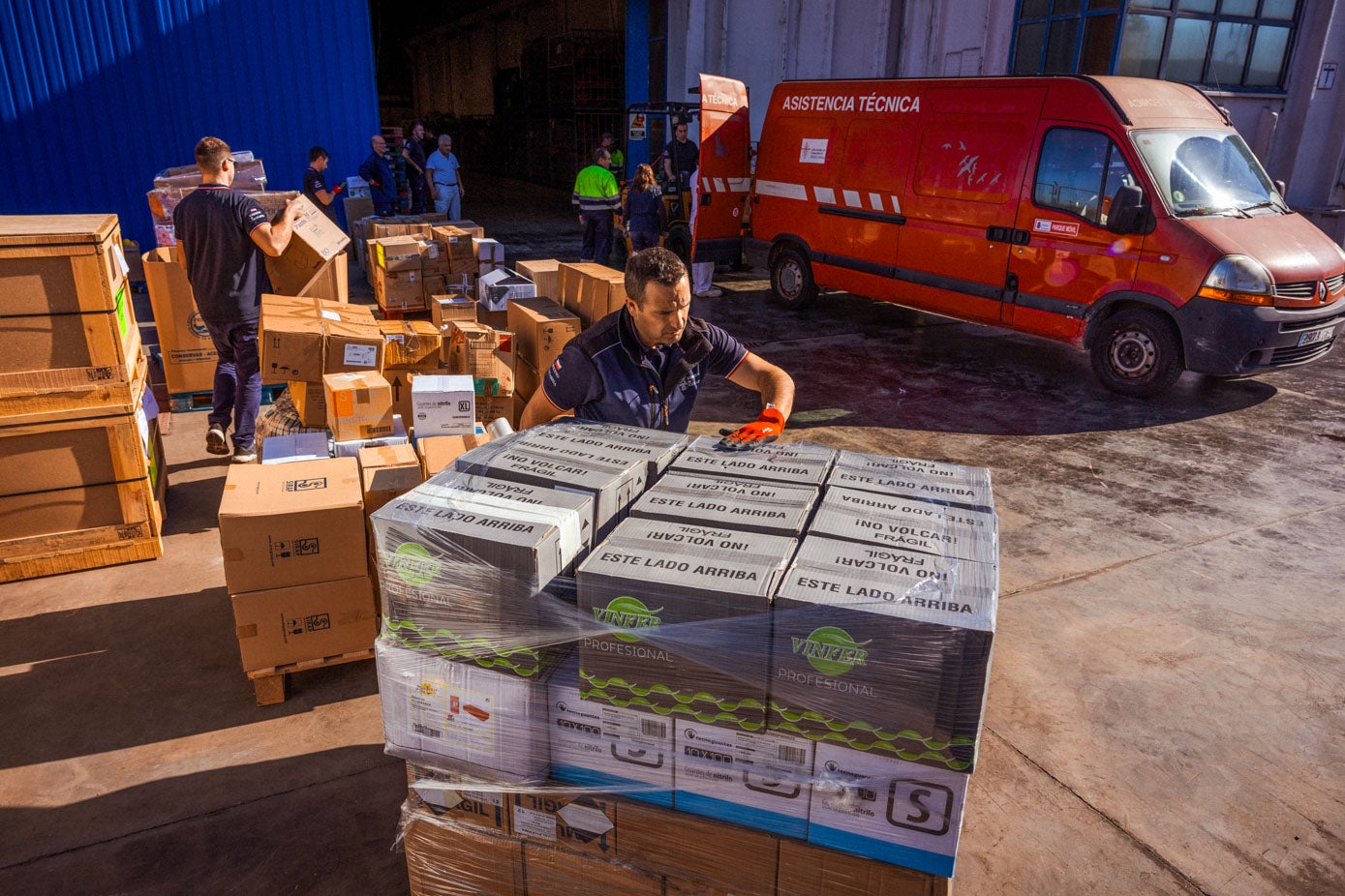 Palés de diferentes ayuntamientos llegan a la base de Salvamento Marítimo