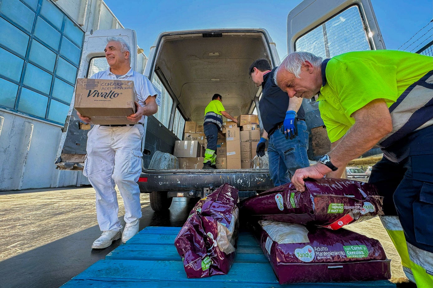 Los cántabros también donan comida para las mascotas