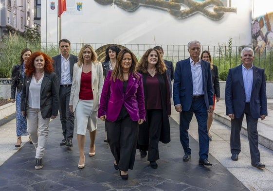 La consejera Begoña Gómez del Río llega a Peña Herbosa, con su equipo.