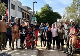 Grupo de bomberos en el que está Juan Castanedo, a la derecha de la imagen, con casco blanco y apoyado en un coche.