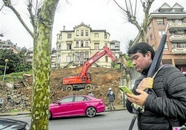 Varios obreros trabajan en Villa Conchita, al inicio de las obras, que convierten esta casona en viviendas de lujo.