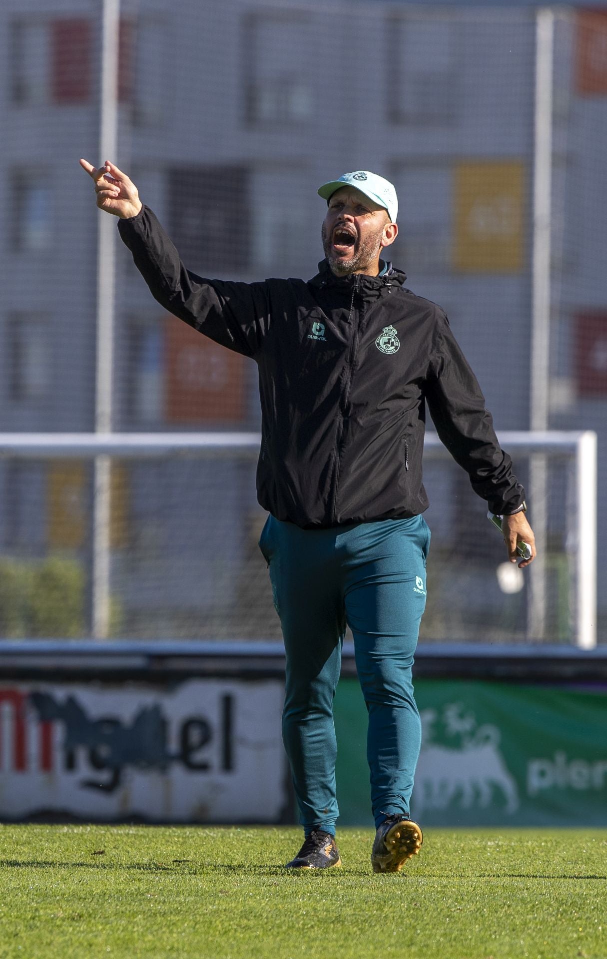 Imagen secundaria 2 - José Alberto, durante tres momentos de la sesión del jueves: dando instrucciones a Íñigo Vicente, saludando a Quique Estebaranz, que visitó el entrenamiento, y en plena jornada de trabajo sobre el césped del campo 2.