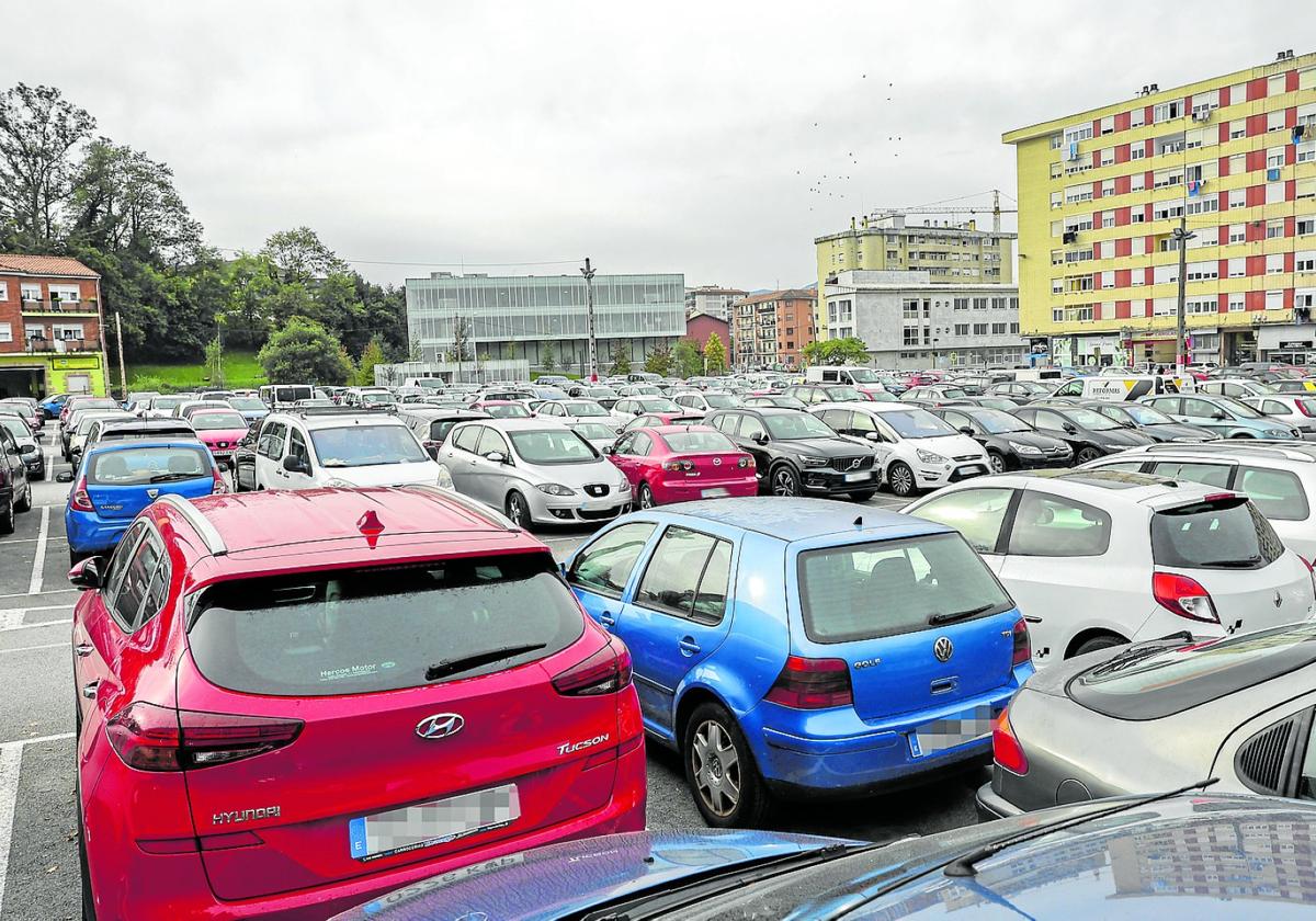 Cientos de vehículos aparcados ayer en el área de estacionamiento de Pintor Varela, en el barrio de La Inmobiliaria.