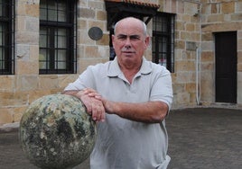 Miguel Ángel Prieto, a la entrada de la Casa Consistorial de Saro.