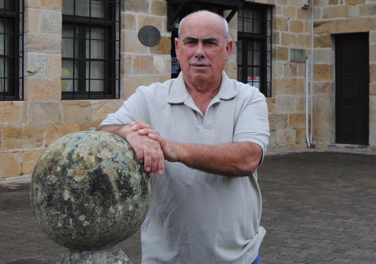 Miguel Ángel Prieto, a la entrada de la Casa Consistorial de Saro.