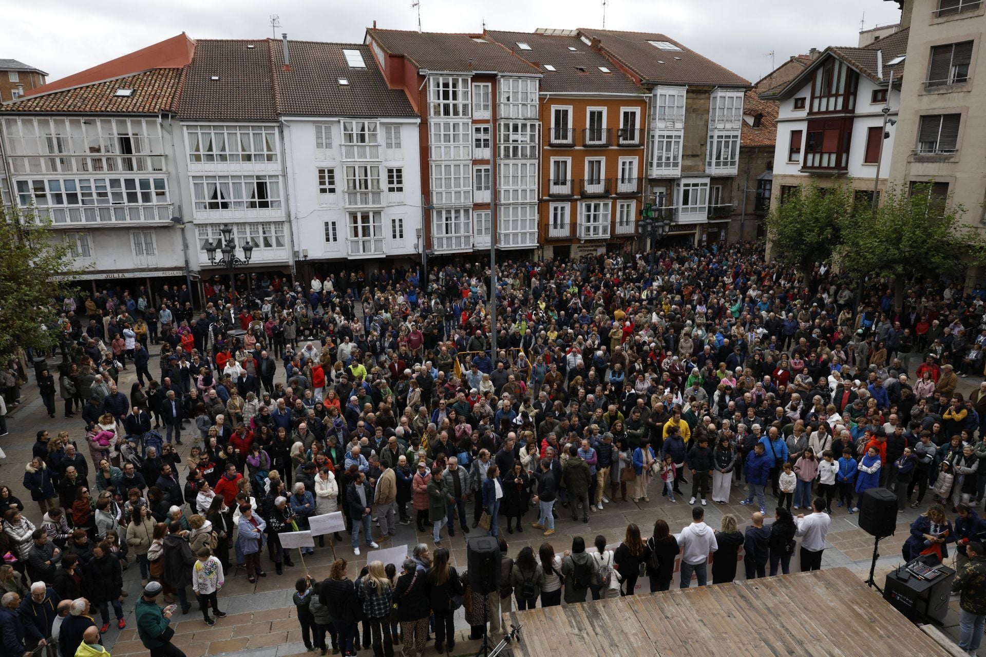 La plaza de España, llena de manifestantes a eso de la una del mediodía.