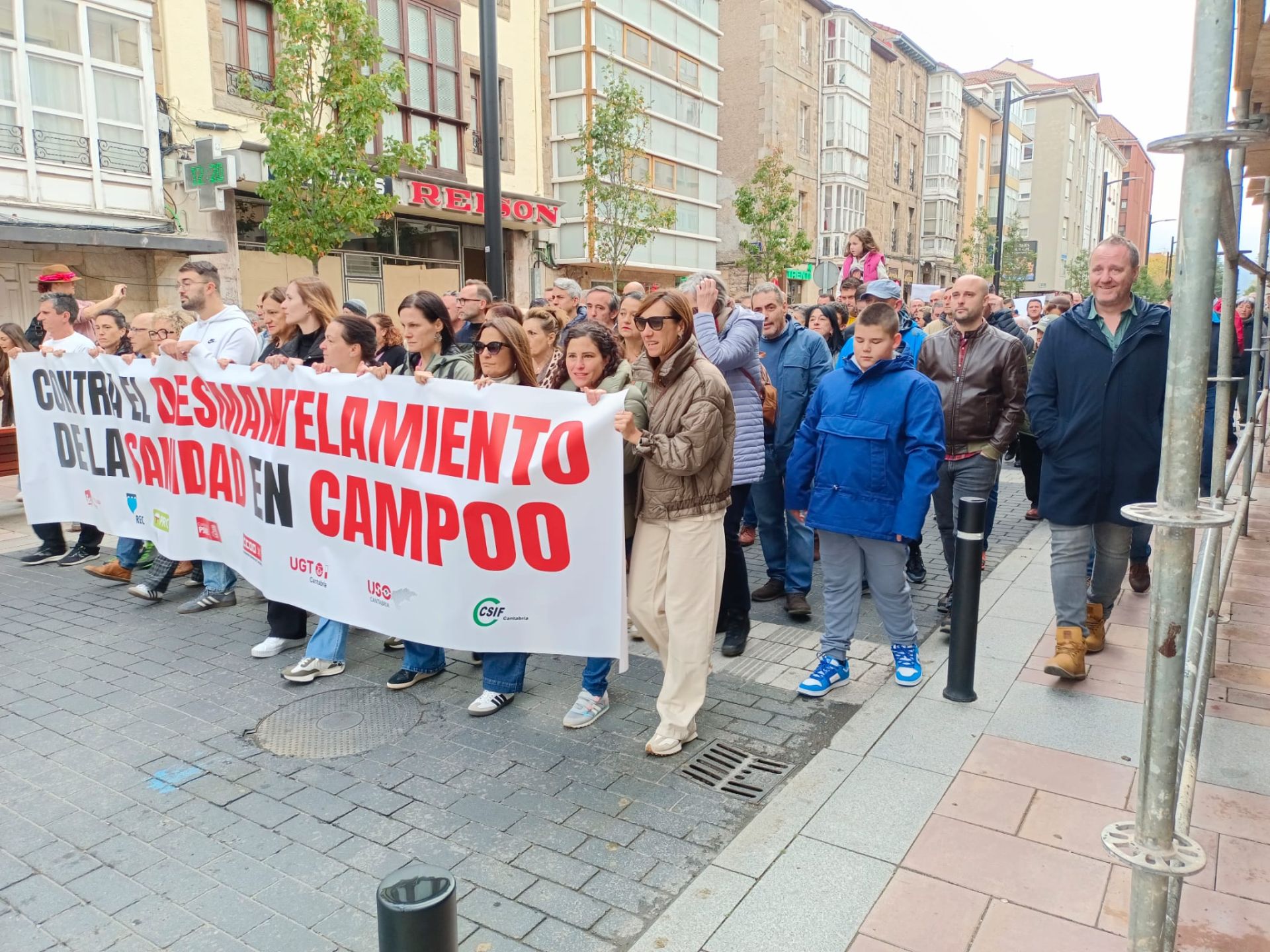 El líder de IU Cantabria, Israel Ruiz-Salmón, también presente en la marcha.