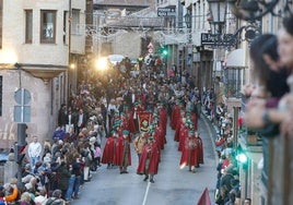 Desfile de las autoridades y el Orujero Mayor con la Cofradía del Aguardiente de Orujo y Vino de Liébana a su paso por la plaza de Potes.