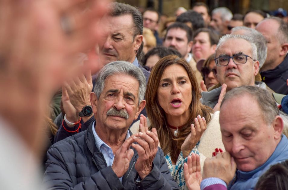 El expresidente Revilla aplaude tras finalizar la lectura del manifiesto junto a los también regionalistas Paula Fernández, Pedro Hernando y Guillermo Blanco.