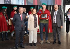 Javier Gómez, Isabel Urrutia, José Antonio Parra y Roberto Media sobre el escenario en el ferial de la Serna.