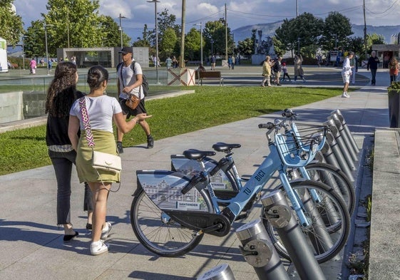 Estación de bicis eléctricas en el centro de la ciudad.