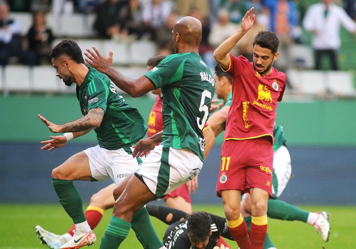 Los jugadores, en un lance del partido.