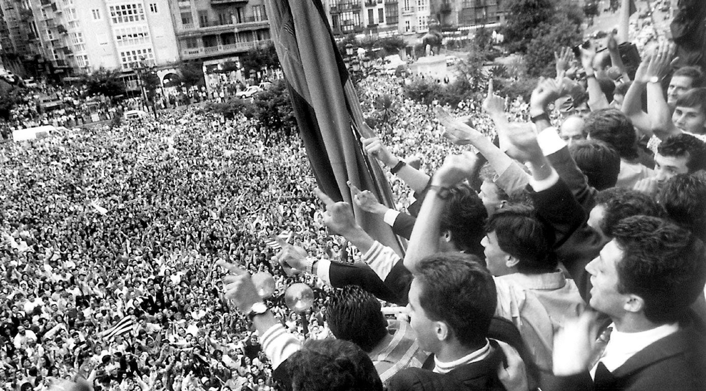 Los jugadores, frente a miles de personas en la Plaza del Ayuntamiento.