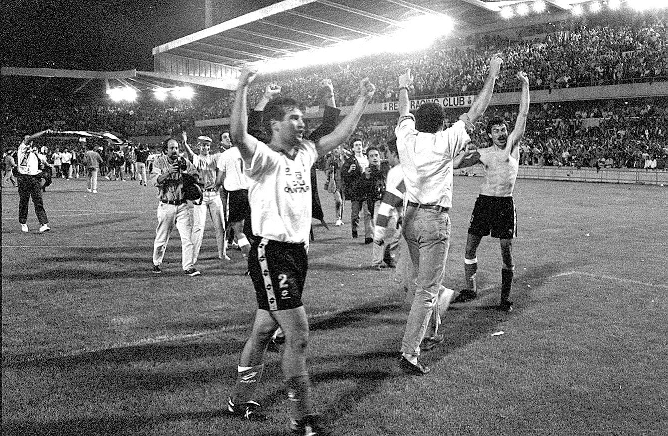 Javi Roncal, en primer término. Cerca, sin camiseta, Zigmantóvich.