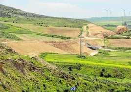 Las máquinas trabajan sobre el terreno a la altura de la localidad palentina de Monzón de Campos.