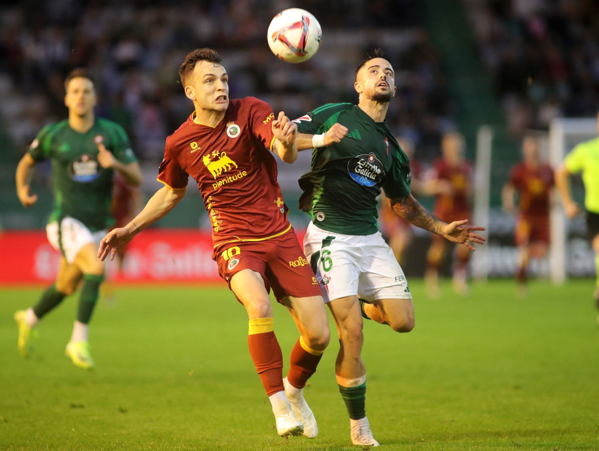 Íñigo Vicente pugna con un rival del cuadro gallego por el balón.