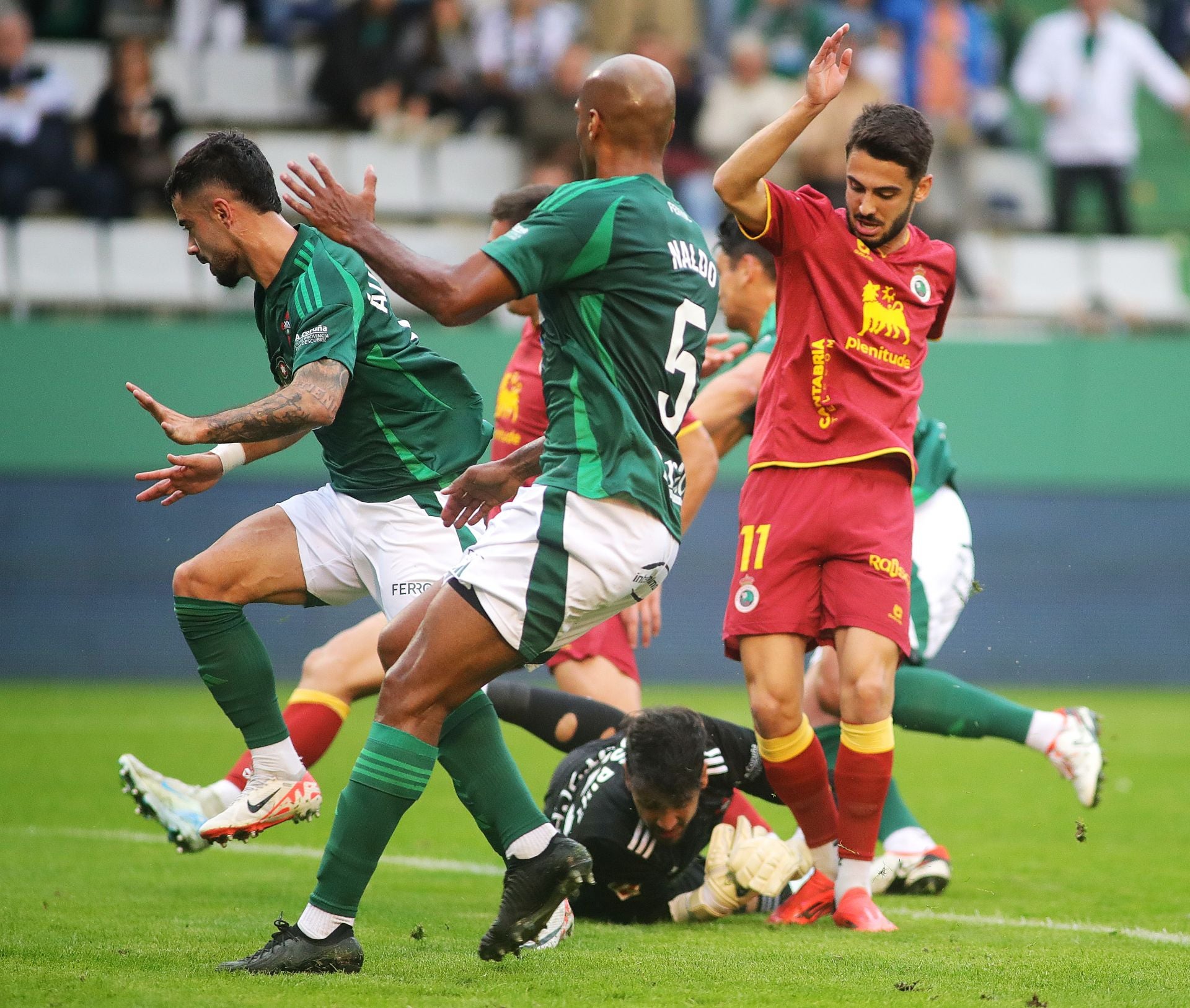 Andrés Martín, rodeado de rivales del Racing de Ferrol.