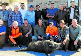 Cazadores del coto de Los Llanos, con un jabalí abatido en una cacería reciente.
