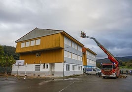 Operarios de bomberos del 112 de Valdáliga inspeccionando la cubierta.