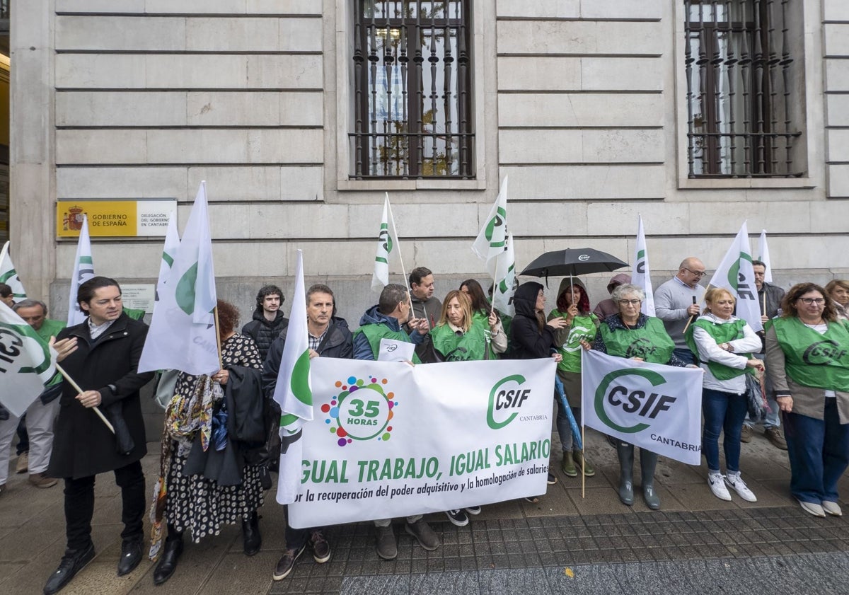 Imagen principal - Concentración de esta mañana convocada por CSIF en Santander.