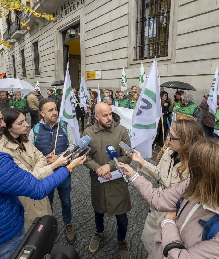 Imagen secundaria 2 - Concentración de esta mañana convocada por CSIF en Santander.