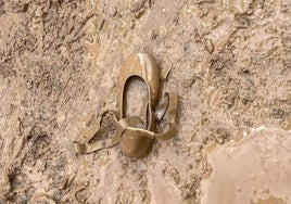 Marcas de moda y tiendas de Valencia en las que comprar para ayudar tras la DANA. En la imagen, una de las bailarinas de Topise después de la riada.