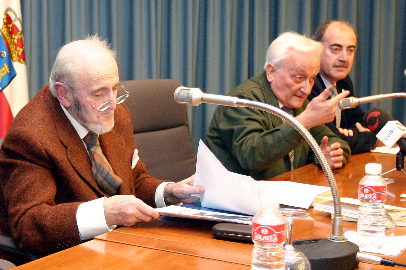 Álvaro Pombo durante una de sus conferencias en el Ateneo de Santander junto a Carlos Galán y José Manuel Cabrales. 