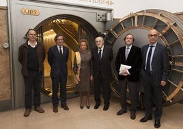 Jesús Ortiz, José María Lassalle, Elena García Botín, Álvaro Pombo, Dámaso López y Juan Antonio González Fuentes en la presentación de un estudio sobre el escritor santanderino en el Instituto Cervantes de Madrid.