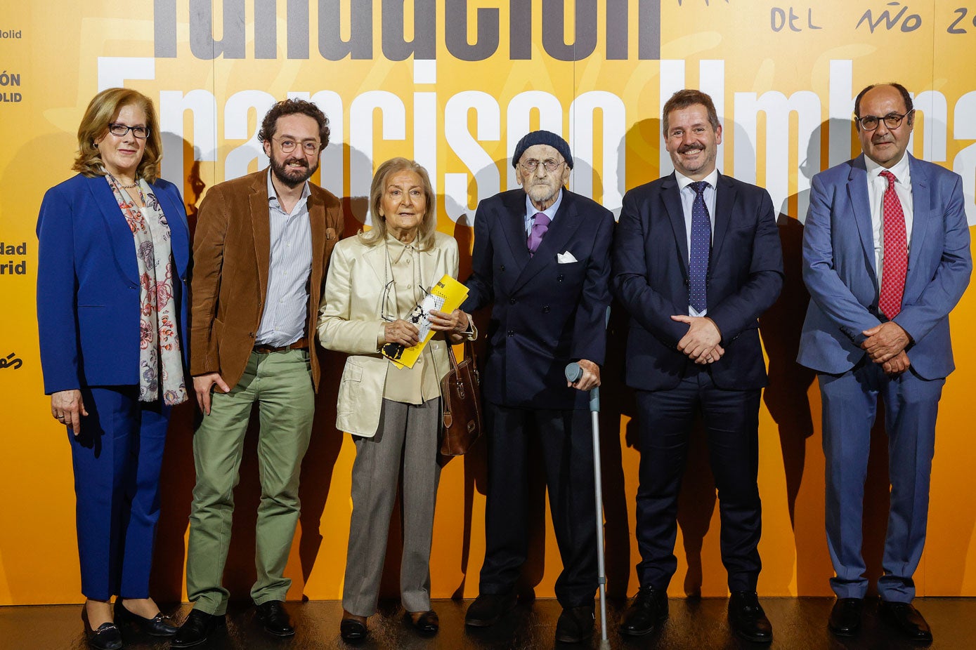 El escritor Álvaro Pombo posa junto al consejero de Cultura, Turismo y Deporte de Madrid, Mariano de Paco Serrano, y el director de El Mundo, Joaquín Manso, entre otros, durante la ceremonia en la que recibió el Premio Francisco Umbral al Libro del Año 2023 por su novela 'Santander, 1936'