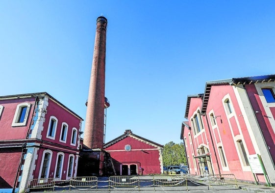 Una abrazadera situada en la parte superior de la chimenea se ha roto y amenaza con precipitarse sobre el aparcamiento.