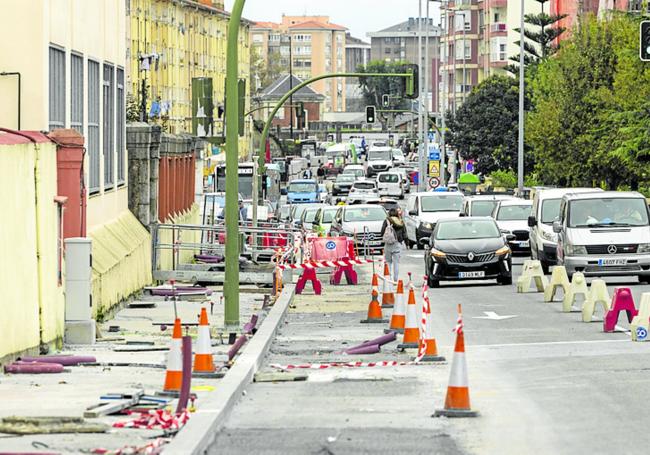 Un carril cortado por las obras, a la altura de Camilo Alonso Vega.