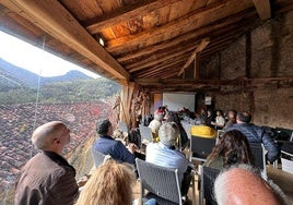 Imagen de una reunión celebrada por Acanto en La Casa de las Doñas, en Enterrías, en Vega de Liébana