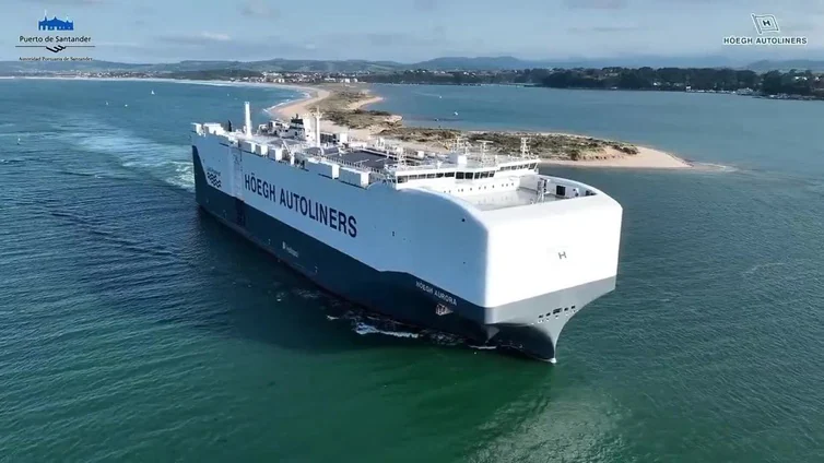 El buque Höegh Aurora llega a Santander