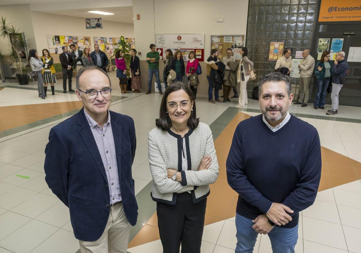 La candidata Conchi López, flanqueada por el catedrático Ángel Cobo (izquierda) y el profesor Íñigo Casafont, esta mañana, en el vestíbulo de la Facultad de Ciencias Económicas y Empresariales.