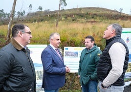 El director general de Medio Ambiente, Alberto Quijano; el consejero del ramo, Roberto Media; y los alcaldes de Ramales y Ruesga, César García y Jesús Ramón Ochoa en el inicio de los trabajos.