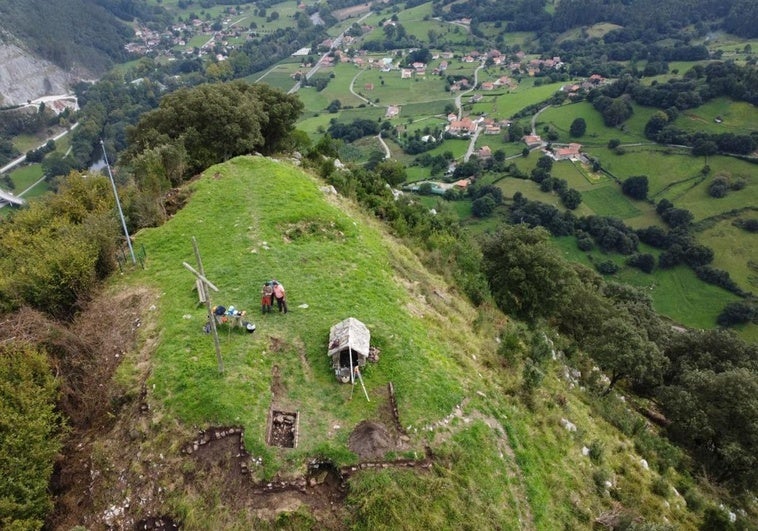 Vista de pájaro de la cumbre de Monte Castillo, en una cota de 350 metros.