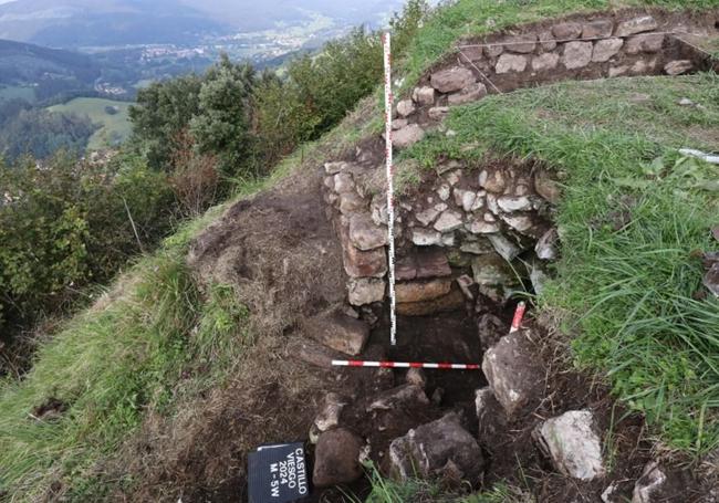 Restos de la muralla que se esconde bajo la tierra y la maleza.