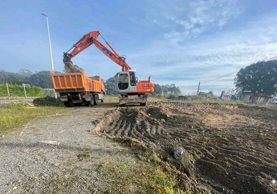 Trabajos para la construcción de la rotonda en el cruce del Huyo.