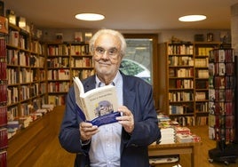 Manuel Gutiérrez Aragón en la presentación de su libro 'Vida y maravillas' en la librería Gil.