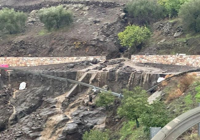 Imagen de paseros con un manto blanco de granizo, este miércoles en El Borge