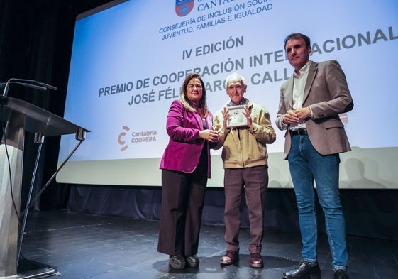 Begoña Gómez del Río, Ángel Olaran y Joaquín Rueda durante la entrega del Premio.