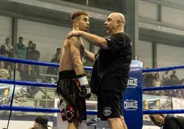 Jesús Laso en la esquina del ring, con su padre, Marcos Laso.