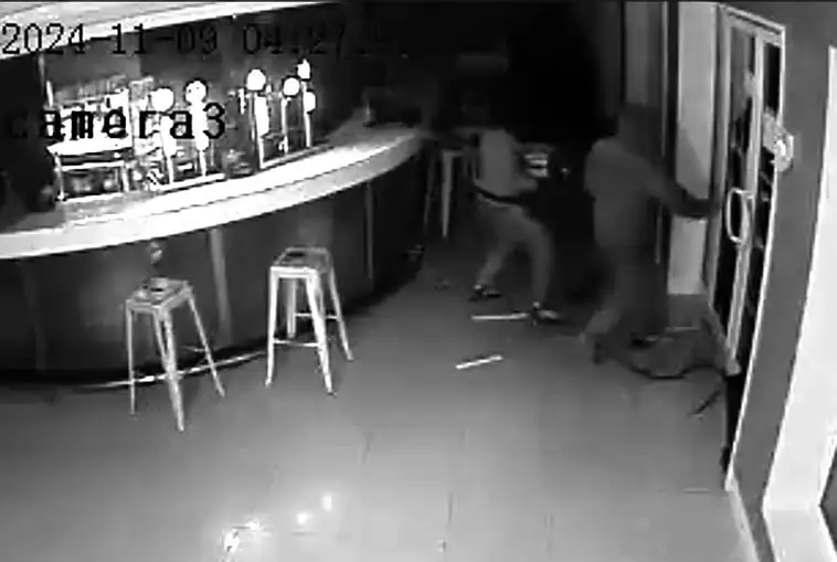 Los ladrones abandonan el restaurante Oxford de Puente Arce con la caja registradora a cuestas.