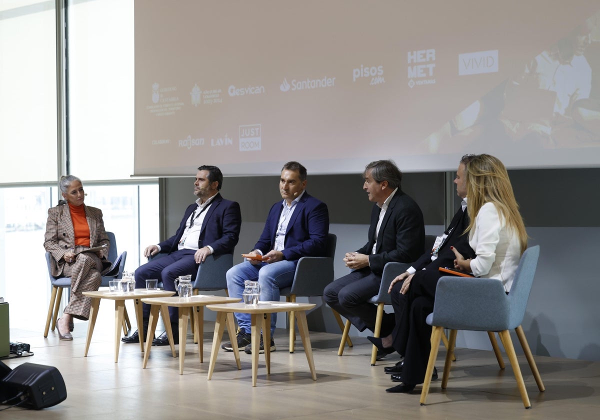 Leticia Mena, periodista de El Diario Montañés y presentadora del congreso; Luis Fernández, presidente de la Asociación Española de Construcción Industrializada; David Blázquez Sánchez, gerente de Construcción Ecoeficiente y sostenible en DBS Construcciones, Instalteck Ecoeficiente y Artaza Construcciones Ecoeficiente; Carlos García, director General de Vivid; Jose Batlles, responsable Comercial de Iberia, Latam y Caribe de Butech Porcelanosa Grupo; y Tatiana Moya, directora de contratación de Lignum Tech.