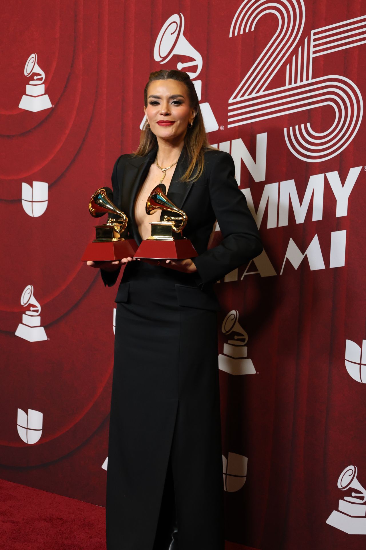 La cantante puertorriqueña Kany García posa feliz con sus dos premios.