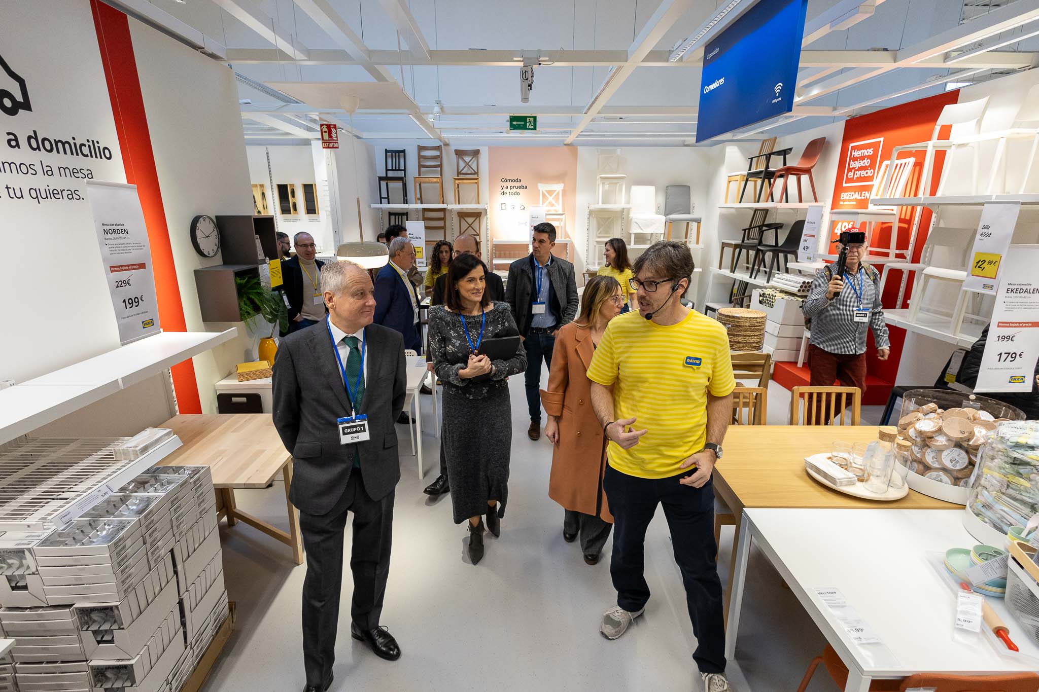 El consejero de Industria, Empleo, Innovación y Comercio, Eduardo Arasti; la alcaldesa de Santander, Gema Igual; y la delegada del Gobierno en Cantabria, Eugenia Gómez de Diego, recorren las instalaciones junto a David Cajal.