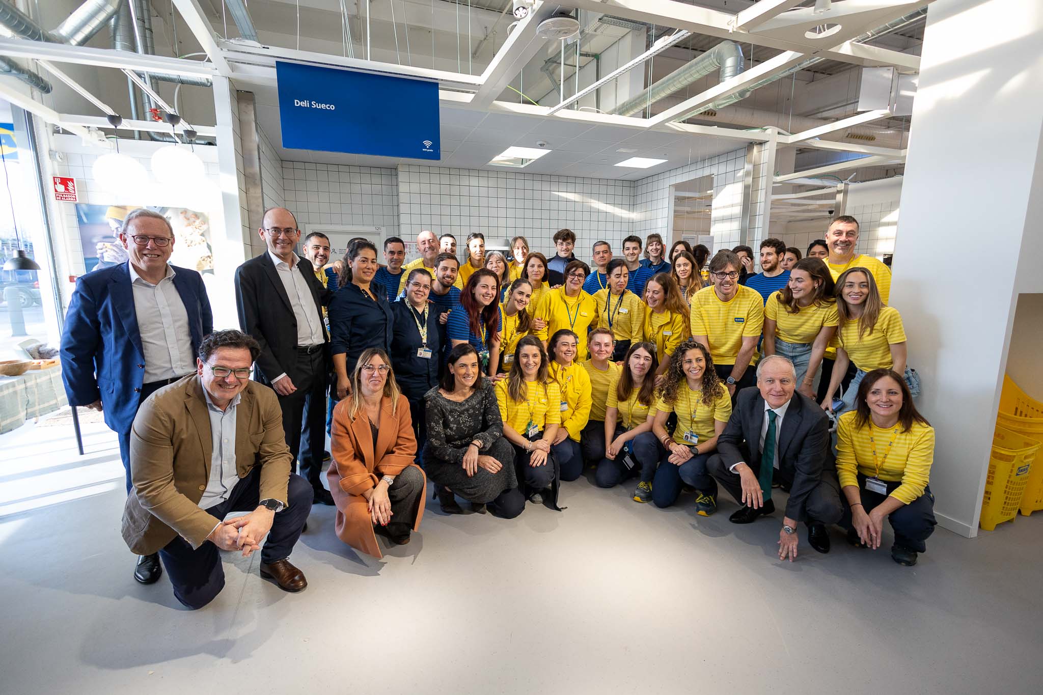 Los trabajadores de Ikea se hacen una foto de recuerdo junto a las autoridades.