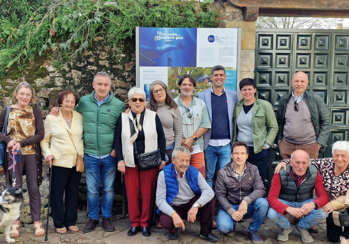 Autoridades y participantes en la presentación de la nueva APP audioguía para conocer la villa.