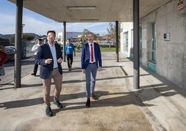 El alcalde y el consejero en la visita al centro.